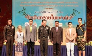 ละครอิงประวัติศาสตร์เฉลิมพระเกียรติ สมเด็จพระนางเจ้าฯ พระบรมราชินีนาถ  ความภักดีใต้ร่มพระบารมี เรื่อง ‘ดั่งเม็ดทรายในแผ่นดิน’  จัดโดย กองทัพภาคที่ 1,วัดราชผาติการาม,วัดป่าสิริวัฒนวิสุทธิ์ในพระองค์ฯ,กรมศิลปากร
