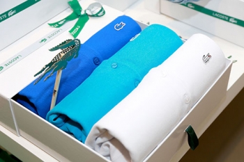 ‘ลาคอสท์’บอกรักแม่ด้วย‘เสื้อโปโลปักอักษร’