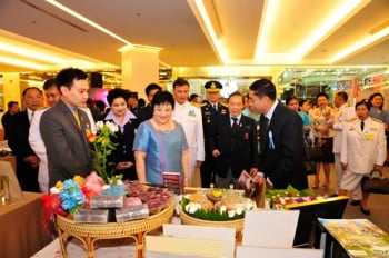 จูงมือแม่ชม ชิม ช็อป ตลาดอิ่มสุข ไรซ์เบอร์รี่ ช่วยเหลือเกษตรกรไทย