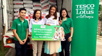 ‘เก๋-ชลลดา’สุดปลื้ม ผู้ใหญ่ใจดี  มอบอาหารสัตว์ ลอตใหญ่