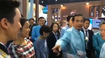 ฮาลั่นอิมแพ็ค!!\'บิ๊กตู่\'แซว\'ณเดช\' กลางงาน\'ศิลปอาชีพประทีปไทย\' (ชมคลิป)