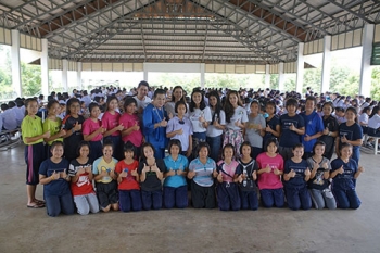 ‘ลูกหมี-มาดามกอล์ฟ’ นำทีมจิตอาสา มอบตุ๊กตาและเลี้ยงอาหารกลางวันเด็กกำพร้า