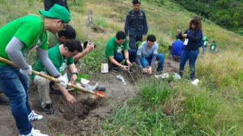 ผู้บริหารนำทีมจิตอาสาโรบินสันปลูกป่าเพื่อแม่