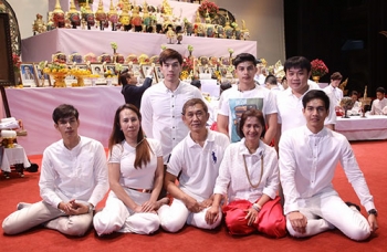 ศิลปินนักแสดงเข้าร่วม พิธีไหว้ครูและครอบครูโขน-ละคอน ประจำปี 2559