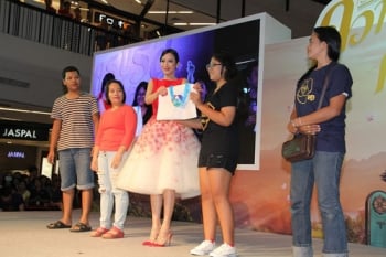 อั้ม-พัชราภา’คงคอนเซ็ปต์‘อั้มห้างแตก’  ในงาน‘7HD Roadshow ขบวนสุขครบรส กด35’