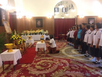 คณะครู-นักเรียนโรงเรียนต่างๆ เข้าลงนามถวายพระพร\'ในหลวง\' (ประมวลภาพ)