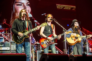 ‘คอนเสิร์ต 35 ปี คาราบาว’ เต้นกันตั้งแต่เพลงแรก จนเพลงสุดท้าย