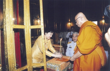 พสกนิกรทั่วประเทศร่วมพิธีเจริญพระพุทธมนต์มหากุศลเฉลิมพระเกียรติถวายพระราชกุศล