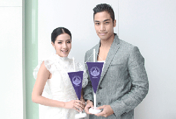 ‘ใบเตย-มาร์ติน’ ชวนบริจาคเงินพร้อมรับธงวันมหิดล