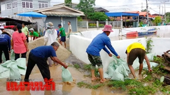 \'สุโขทัย\'น้ำยมทะลักท่วมบ้านกว่า30หลัง ชาวบ้านเร่งขนกระสอบทรายกั้นจุดเสี่ยง