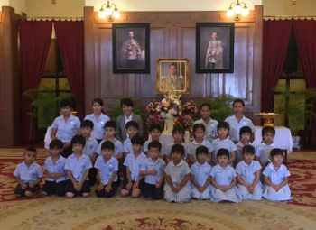 พสกนิกรทุกหมู่เหล่าหลอมรวมใจ เข้าลงนามถวายพระพร\'ในหลวง\' (ประมวลภาพ)