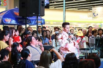 ‘เอ-ไชยา’ นำทีมมอบความสุข บุกฉะเชิงเทรา