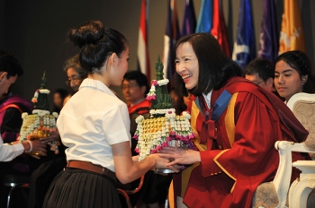 \'ม.กรุงเทพ\'จัดพิธีไหว้ครู มอบทุนการศึกษา2559
