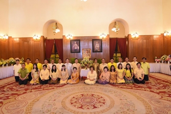 พสกนิกรทุกหมู่เหล่าพร้อมใจ ร่วมลงนามถวายพระพร\'ในหลวง\'