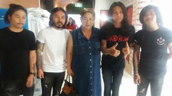 เหล่าบรรดาศิลปินต่างค่ายร่วมบุญ  เลี้ยงอาหารกลางวันเด็ก ชื่นมื่น