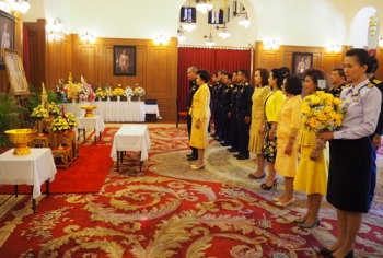 คณะบุคคล-ข้าราชการพร้อมใจ ร่วมลงนามถวายพระพร\'ในหลวง\'