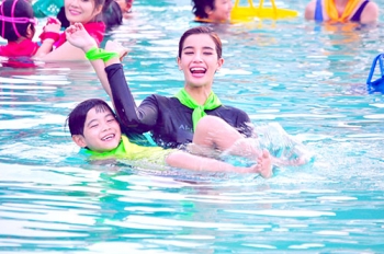 ‘วิว’ เขินหนักมาก!! โชว์แผ่นหลังขาวจั๊วะ