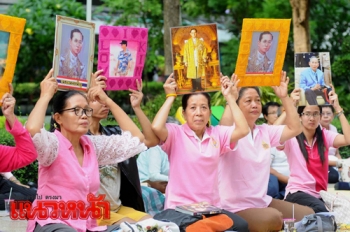 พสกนิกรจำนวนมากร่วมใจ ทำบุญตักบาตรถวายพระพร\'ในหลวง\'