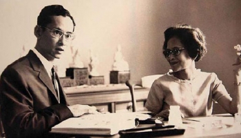 หนังสือพระราชนิพนธ์ใน‘พระบาทสมเด็จพระเจ้าอยู่หัว’ พระอัจฉริยภาพด้านภาษาและวรรณกรรม