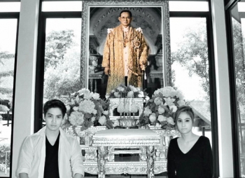 \'ขวัญ-กอล์ฟ\'ถวายสักการะพระบรมฉายาลักษณ์ \'พ่อยังอยู่ในหัวใจของลูกเสมอ\'