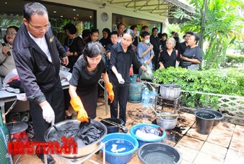 กศน.ดุสิตสาธิตย้อมผ้าสีดำ-ทำริบบิ้นฟรี เพื่อร่วมถวายความอาลัย (ประมวลภาพ)