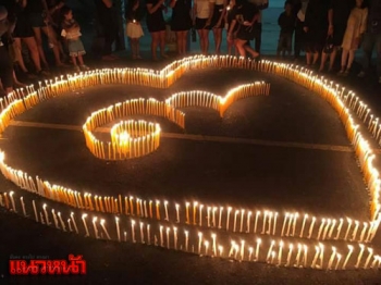 ชาวพังงาหลายร้อยคนร่วมร้อยดวงใจ ถวายความอาลัยหน้าศาลากลางหลังเก่า