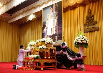 ม.รามคำแหงถวายความอาลัย\'พ่อหลวง\' \'อ.ธนิสร์\'ร่วมบรรเลงเพลงพระราชนิพนธ์รำลึก
