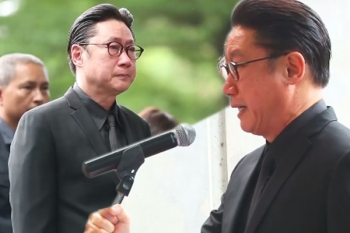 \'ปัญญา นิรันดร์กุล\'สะอื้น นำกล่าวคำถ้อยไว้อาลัย\'ในหลวง\' (ชมคลิป)