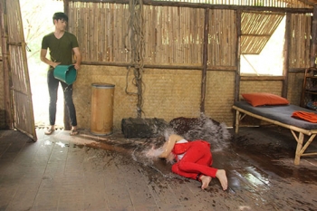 ‘เอมี่’ เละหมดสภาพ ‘ฟิล์ม’ โหดสาดน้ำ ล่ามโซ่ทารุณ