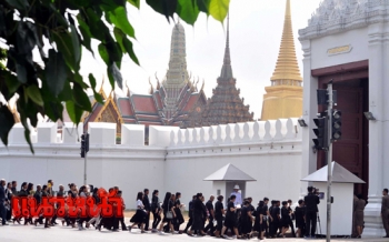 สตช.บริการรถตู้รับ-ส่งปชช.ฟรี! ร่วมพิธีถวายสักการะพระบรมศพ
