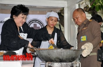 ปลื้มปีติ!พระองค์โสมฯทรงทอดไก่ ประทานแก่ปชช.ท้องสนามหลวง (ชมคลิป)