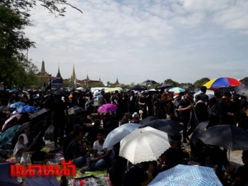 ประชาชนล้นสนามหลวง แต่งชุดดำเตรียมร้องเพลง\'สรรเสริญฯ\' (ประมวลภาพ)