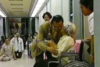 ดูแล้วน้ำตาไหล!\'ในหลวง-สมเด็จย่า\' วินาทีประทับใจ\'แม่กอดลูก\' (ชมคลิป)