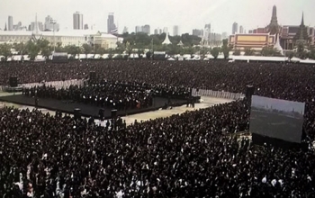 ชมคลิปนาทีประวัติศาสตร์! คนไทยนับแสนร่วมใจร้องเพลงสรรเสริญพระบารมี