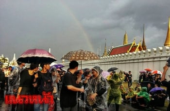 สวยงาม!รุ้งกินน้ำขึ้นเหนือวัดพระแก้ว ปชช.ยังปักหลักรอจุดเทียน4ทุ่ม