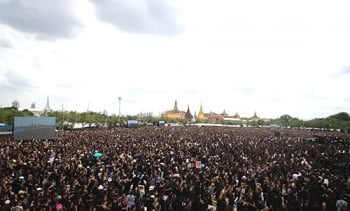 ร่วมร้องเพลงเพื่อพ่อ  ดังก้องโลก  สรรเสริญพระบารมี