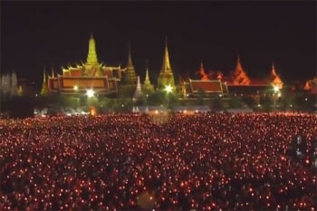 งดงาม!ปชช.นับแสนจุดเทียน ร้องเพลงสรรเสริญพระบารมี