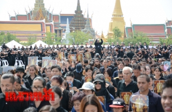 ลุงวัย73ปีปีติร้องเพลงสรรเสริญฯ เผยรอข้ามคืนหวังถวายความอาลัย
