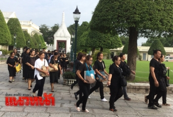 ประชาชนหลั่งไหล!เข้าถวายสักการะพระบรมศพ