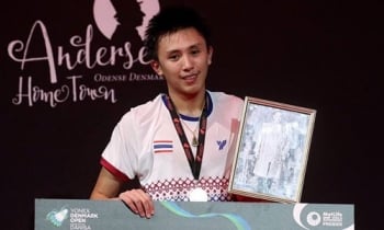 "เจ้าสอง"วางถ้วยแชมป์ไว้บนพื้น เลือกที่จะชูพระบรมฉายาลักษณ์ (ชมคลิป)