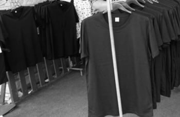 จับพวกฉวยโอกาสขึ้นราคาเสื้อดำ พณ.เผย10วันมีมากกว่า100ราย!!