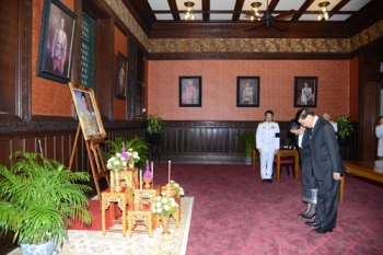 \'นายกฯสปป.ลาว\'วางพวงมาลาถวายสักการะพระบรมศพ