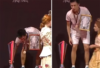 ฝรั่งงง! \'ทนงศักดิ์\'วางถ้วยแชมป์กับพื้น แล้วเลือกชูพระบรมฉายาลักษณ์แทน! (ชมคลิป)