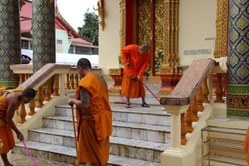 พระสงฆ์ช่วยกันทำความสะอาดศาลา อำนวยความสะดวกปชช. ถวายเป็นพระราชกุศล\'พ่อหลวง\'