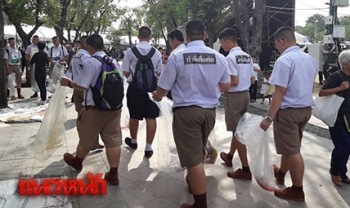 นร.รร.วัดสระเกศขอทำดีเพื่อพ่อ ลุยเก็บขยะรอบสนามหลวง