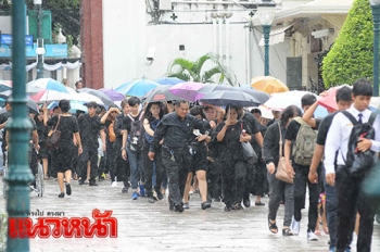 พสกนิกรร่วมถวายอาลัยเนืองแน่น ท่ามกลางสายฝน (ประมวลภาพ)