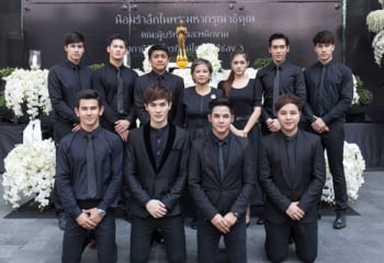 ‘มาดามโจ้’นำทีมดาราศิลปินTVT แสดงความไว้อาลัยในหลวงรัชกาลที่9