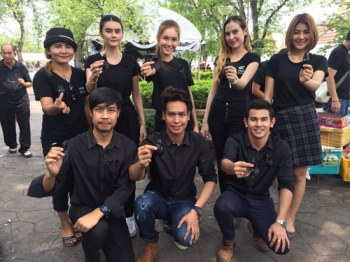 ‘คนลูกทุ่ง’รุ่นใหม่ แจกริบบิ้น ทำดีเพื่อพ่อหลวง
