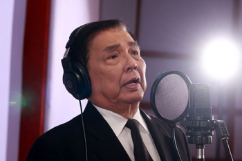 ตาสันติ’ จูงลูกหลานไทย ขับขานบทเพลงพระราชนิพนธ์