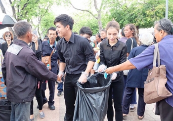 จิตอาสาแท้จริง‘เขต-ธาราเขต’แจกของ ออกบูธ เก็บขยะ
